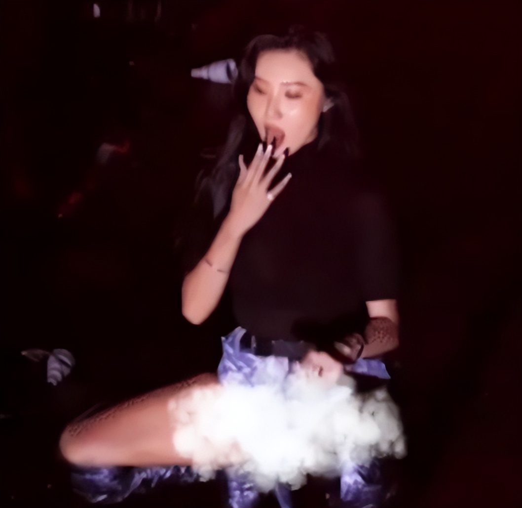 韩国女星舞台上，一摸一舔惹大祸，华莎涉演出淫乱罪被警方传唤