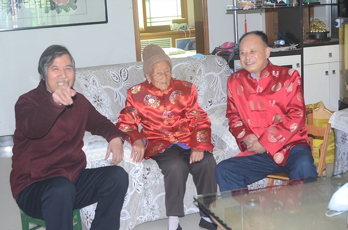 百岁老人回忆旧社会缠脚经历,百岁老人讲述岁月故事