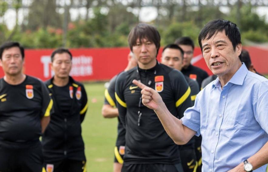 “早睡”的李铁，“睡不着”的陈戌源，站不起来的中国足球