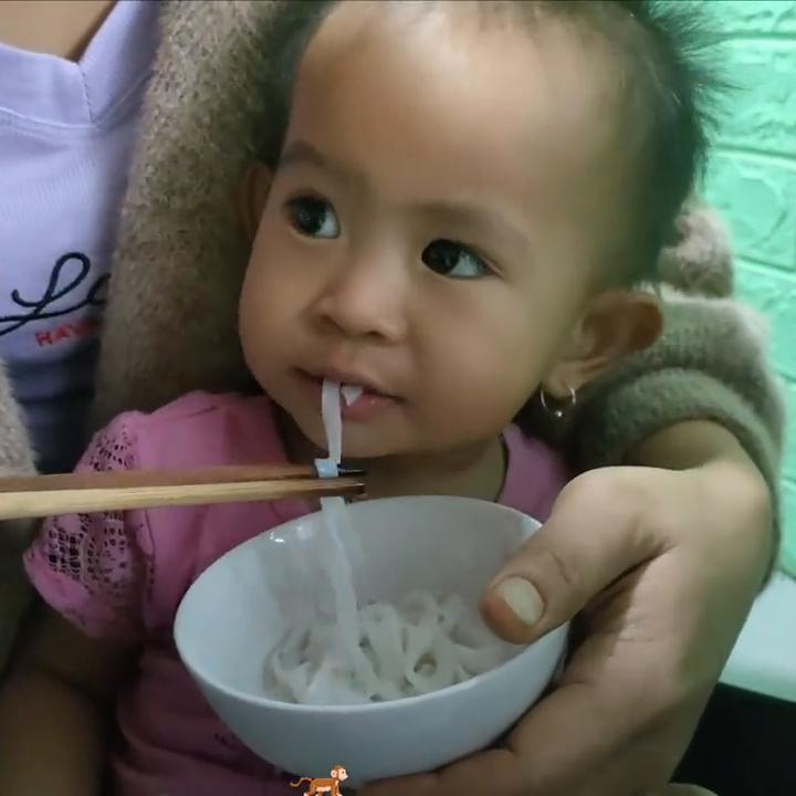 妈妈照顾小孩子和小猴子,妈妈让小猴子照顾孩子