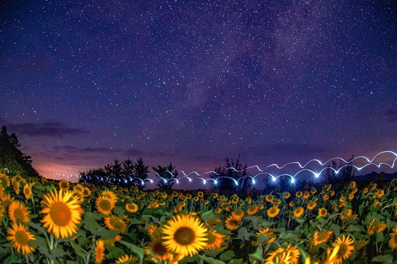 拍星星拍出来一连串亮点,拍点天空照