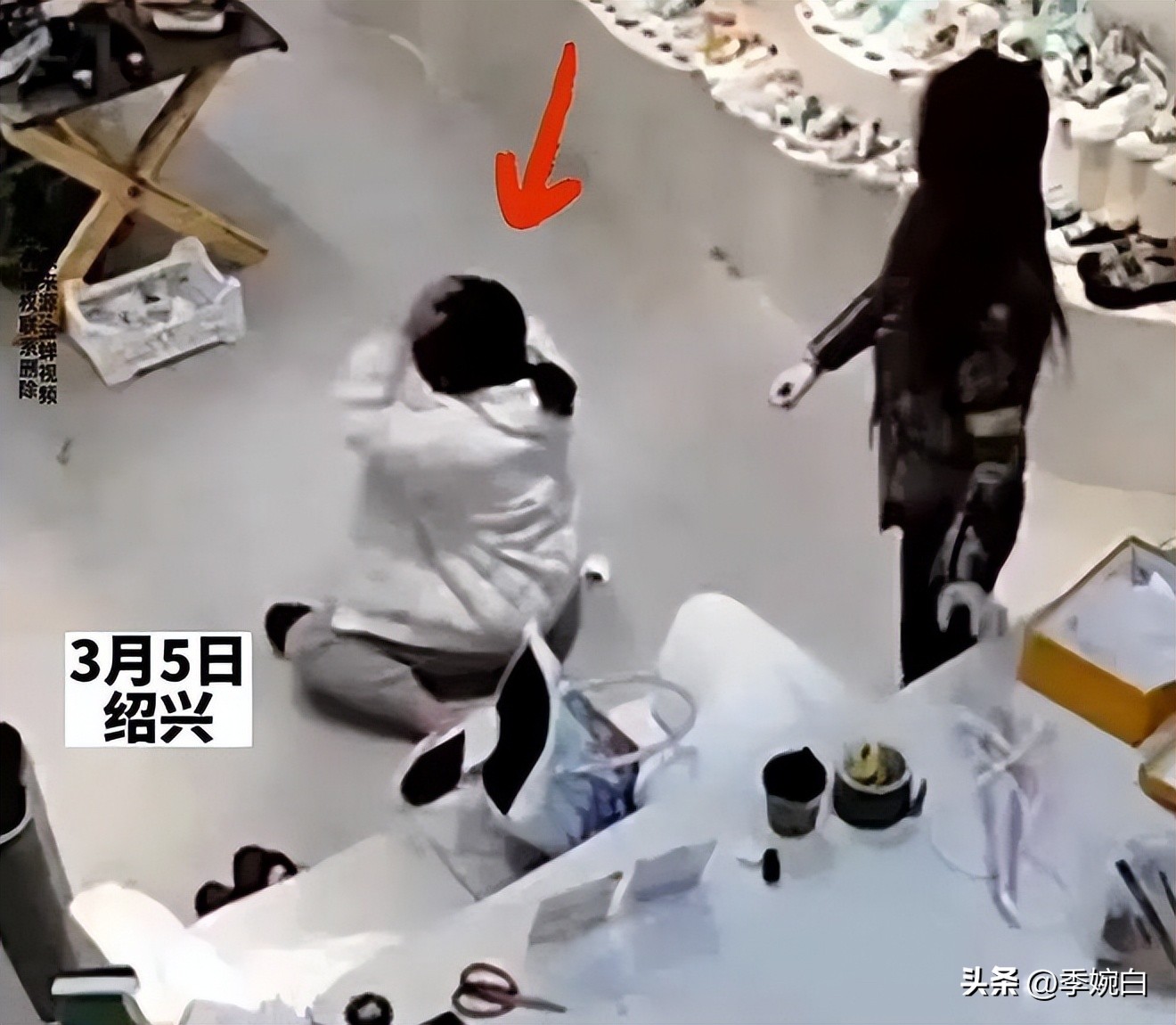 “28岁女儿下跪”事件:那双没买的200元鞋子,到底打了谁的脸?