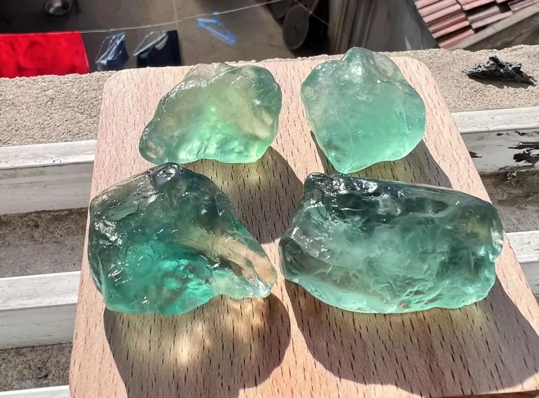 顶级奢华金绿宝石,十万能买什么样的祖母绿宝石