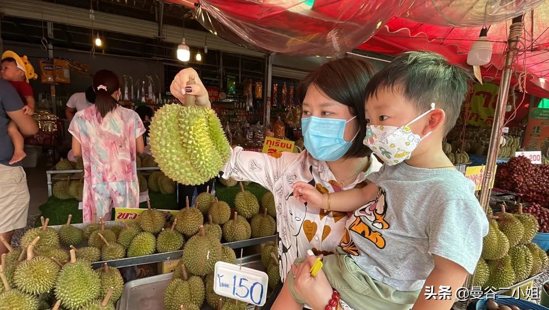 还吃啥榴莲自助?来泰国路边摊吃榴莲,100块钱管饱