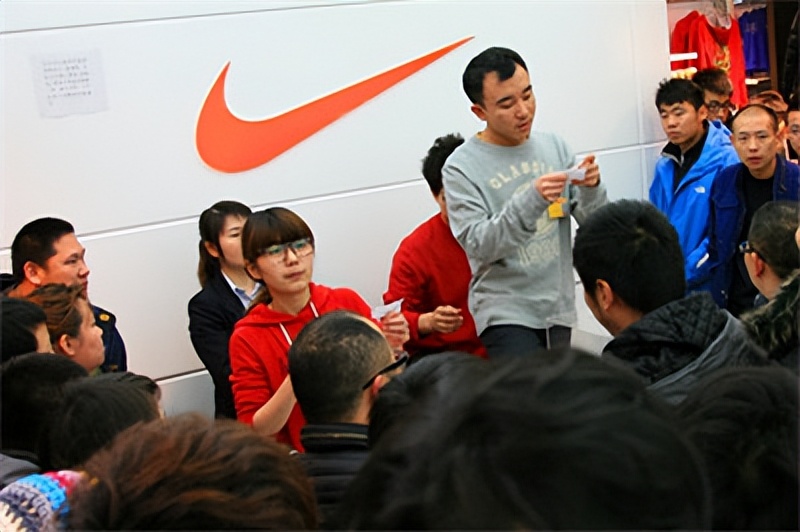 市值暴跌8000亿仓库堆积如山！爆火的耐克为何被国内消费者抛弃？