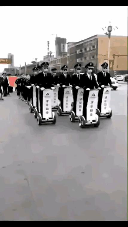 下雪天摔跤容易摔倒哪,下雪地上好滑大家注意安全