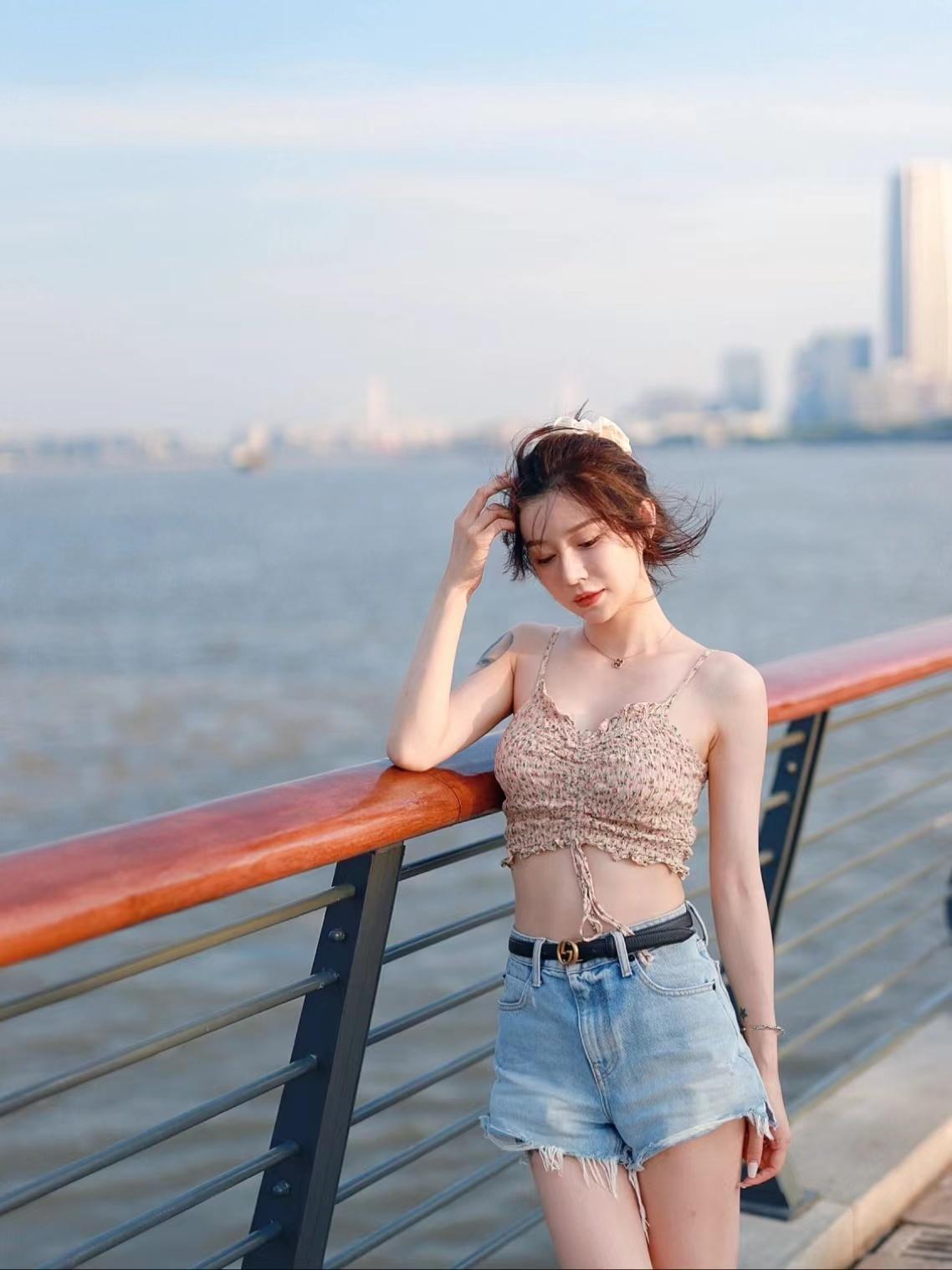 10秒教你学会摆拍再也不用剪刀手,16个摆拍动作告别剪刀手