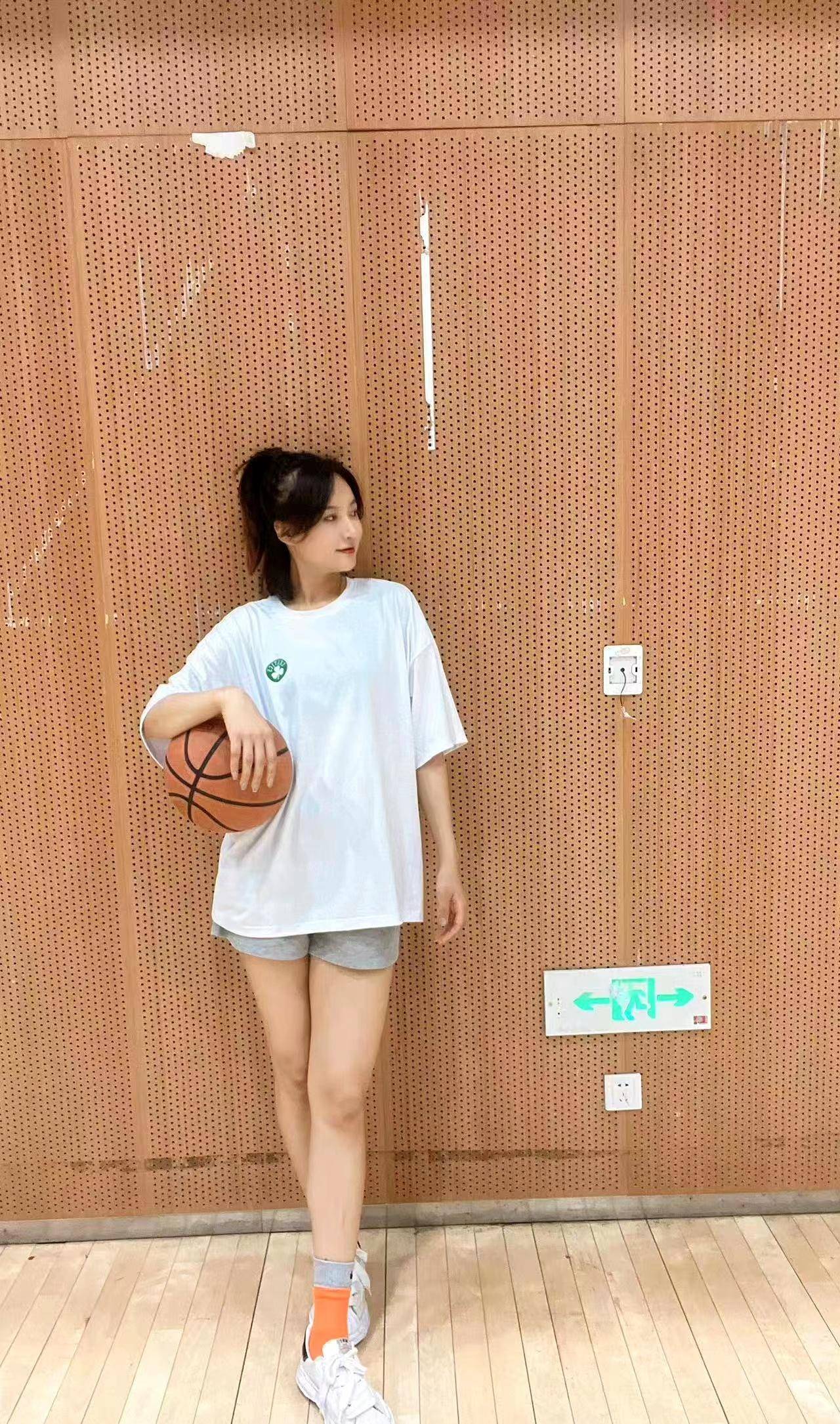 中国女篮王思雨照片好看一点的,徐杰和张茹王思雨身高啥关系