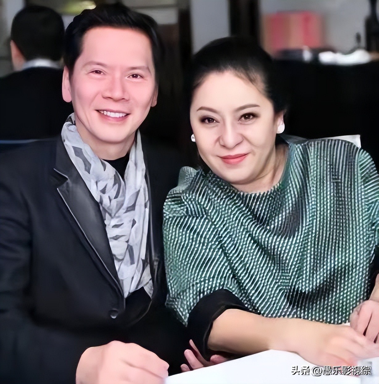 向华强夫妇包机回杭州，相互拍照秀恩爱，郭碧婷儿子正脸首曝光