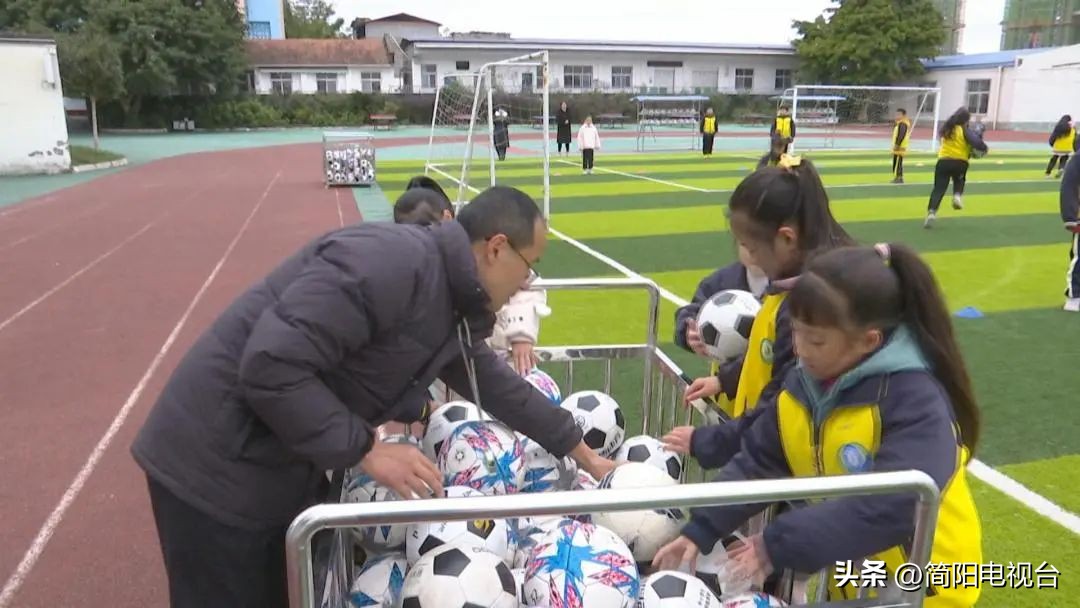 卡塔尔太远~来看这个小学“足”够精彩！