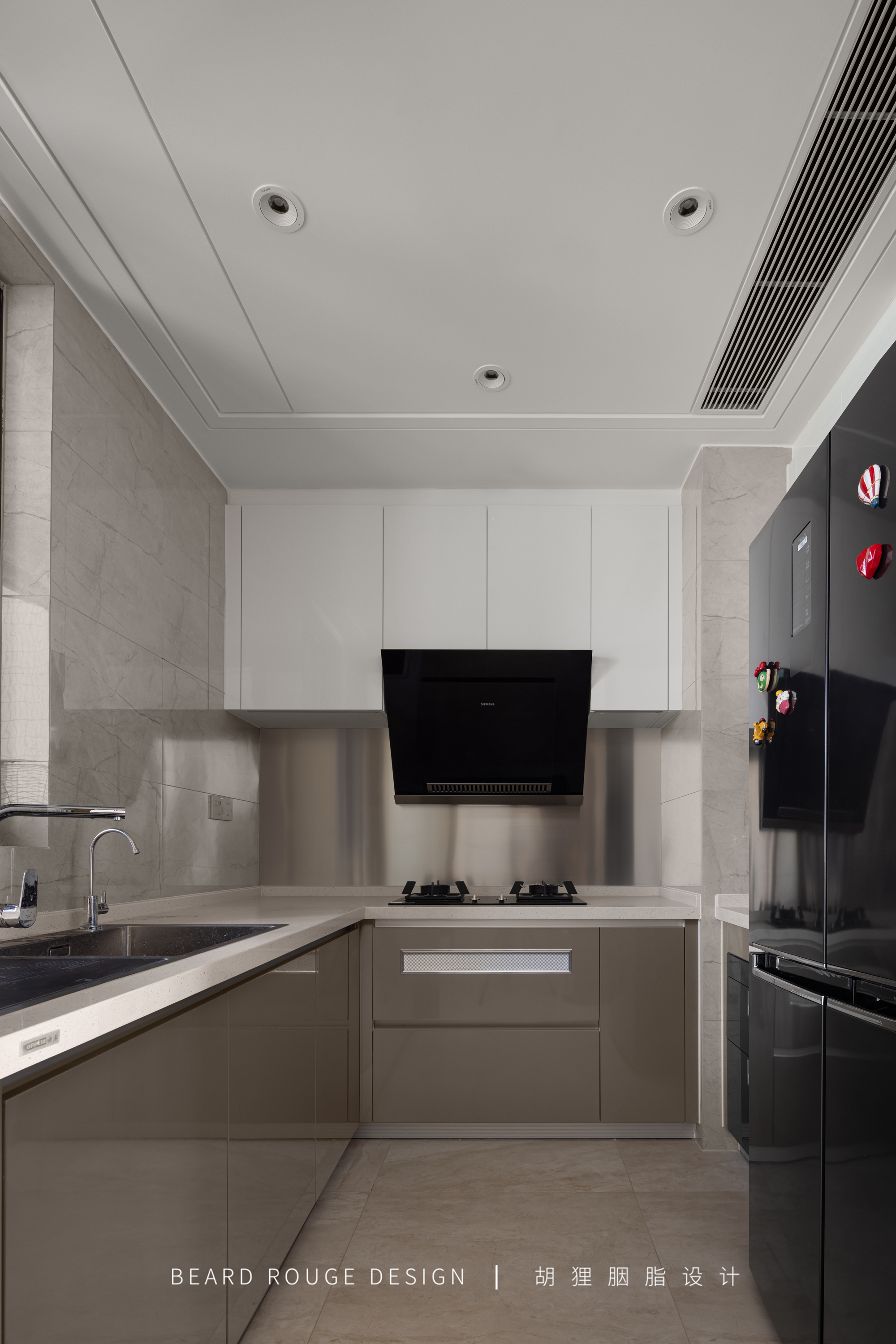 太平鸟克莱因蓝撞色羽绒服女,克莱因蓝撞色卫衣女