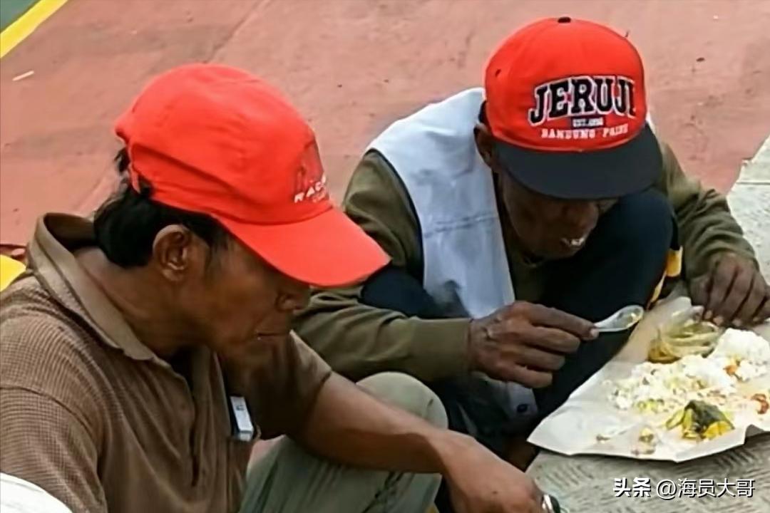 印度装18万吨粮食，船员因拒绝印度工人的好意，遭工人当场翻脸