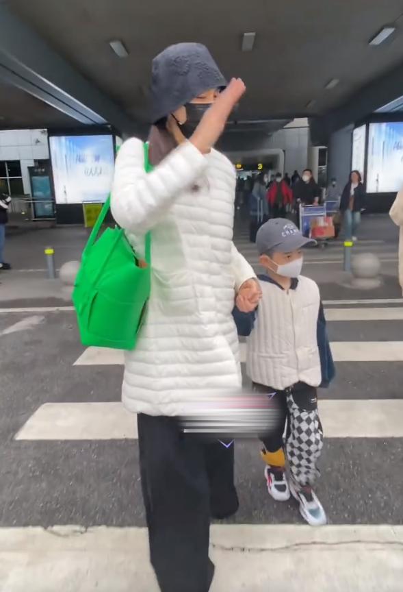 秋瓷炫一家三口现身机场,秋瓷炫罕见晒近照