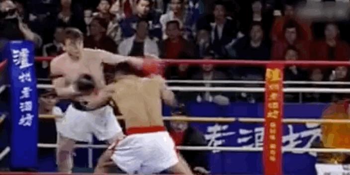 回顾｜士可杀不可辱！泰拳小将被一腿劈疯？中国散打鬼脚白霸气KO