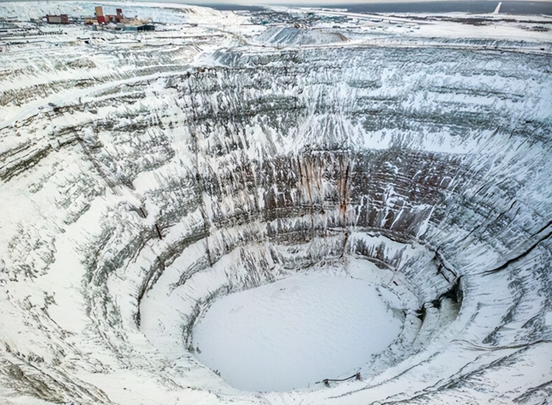 飞越俄罗斯上空,世界目前最大的钻石矿