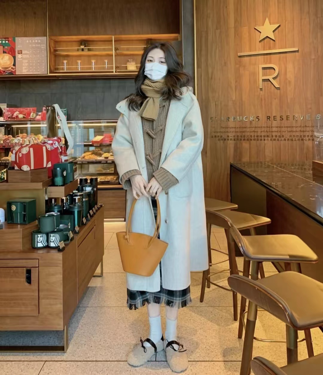 燕麦色大衣内搭什么颜色毛衣,燕麦色大衣高级穿搭图片