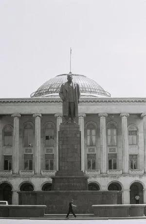 忍受家暴、学习神学、打架斗殴；“红色巨人”斯大林的少年时光