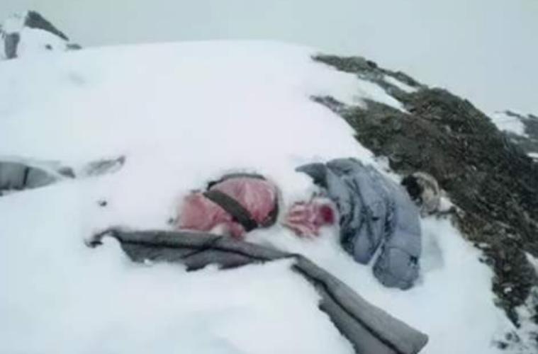 珠穆朗玛峰睡美人冰封十年成路标,珠穆朗玛峰沉睡了20年的睡美人