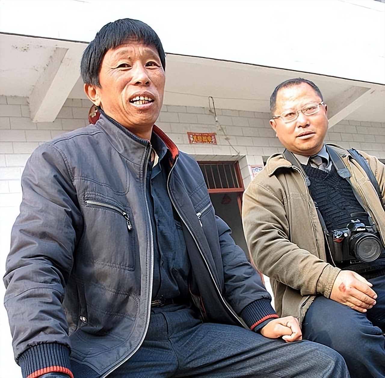 江西孝子为父亲遗体塑金身 (江西男子为父亲塑成金身)