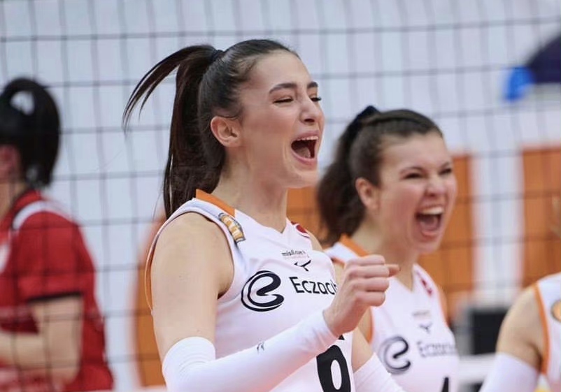 可惜！卫冕冠军3-0获胜却无缘决赛，世界冠军教头被红牌罚下