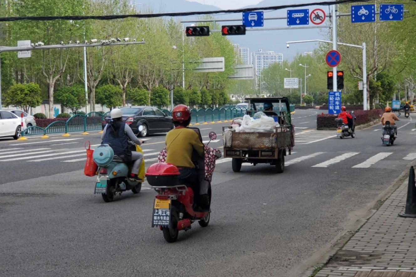 电动车有牌有证没戴头盔怎么处罚,交通法规定骑电动车必须戴头盔
