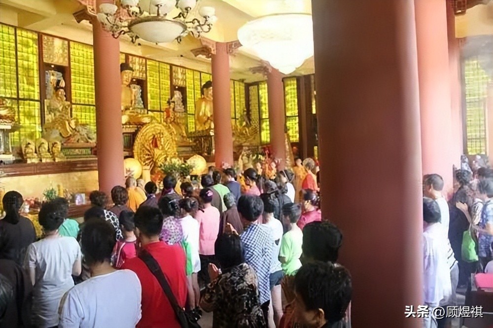 五台山佛教烧香拜佛,五台山修行僧人拜佛