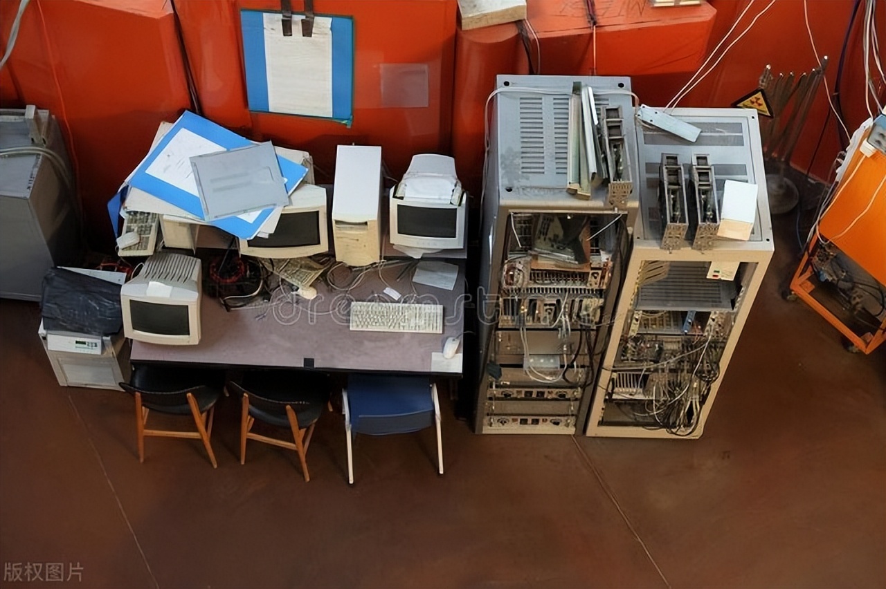 同事今天刚办完离职手续，就喊退休爸爸来，把办公的电脑带回家