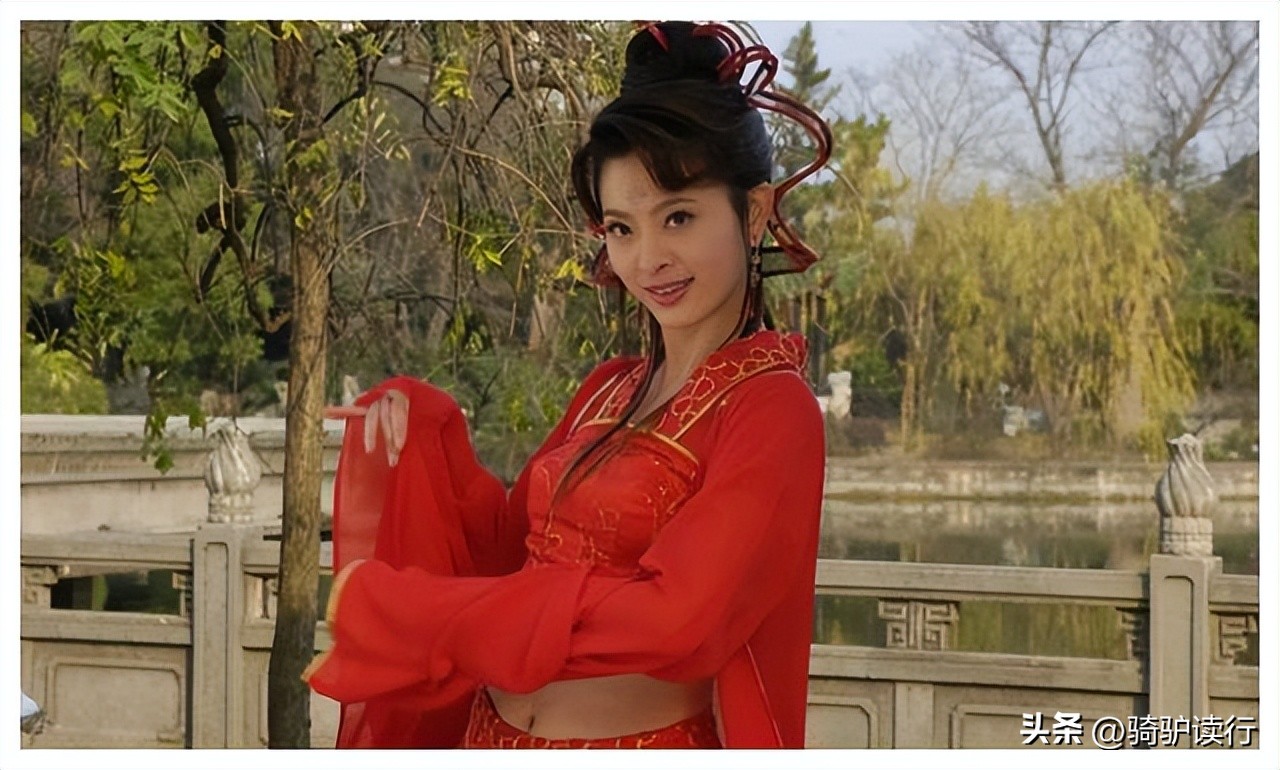 古时女人的三寸金莲：金莲花舞蹈、裹脚布、绣花鞋酒杯及恋足癖