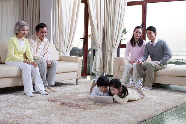 父母该如何对待子女的感情问题,父母和孩子之间的感情怎么培养