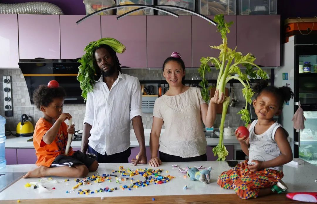 我和我的非洲丈夫，在村里教跳舞