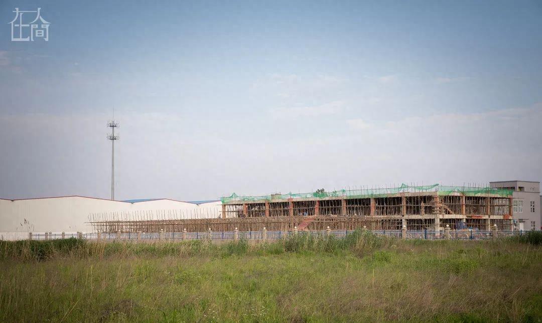 天地间丨情趣内衣小镇的女农民工每天往返于工厂和田间地头