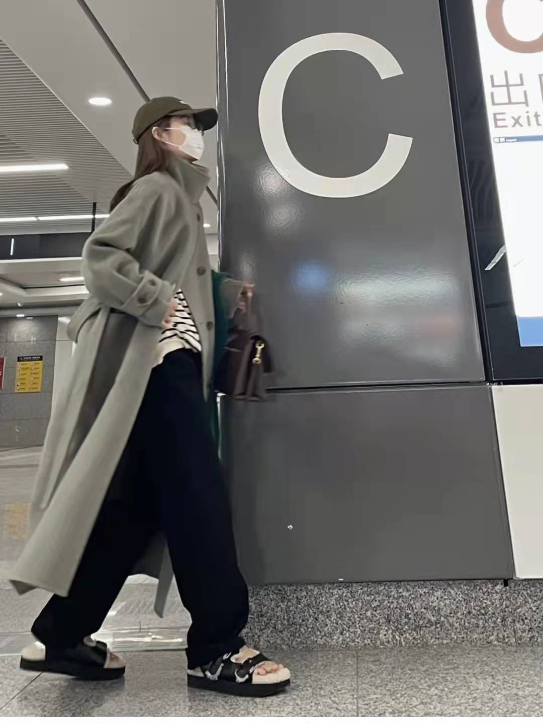 女式大衣什么颜色好看,黑色大衣配什么颜色围巾好看