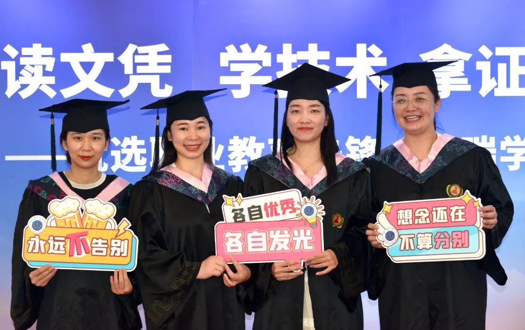 姣曚笟蹇箰闈掓槬钀藉箷,姣曚笟蹇箰鍦嗘弧缁撴潫