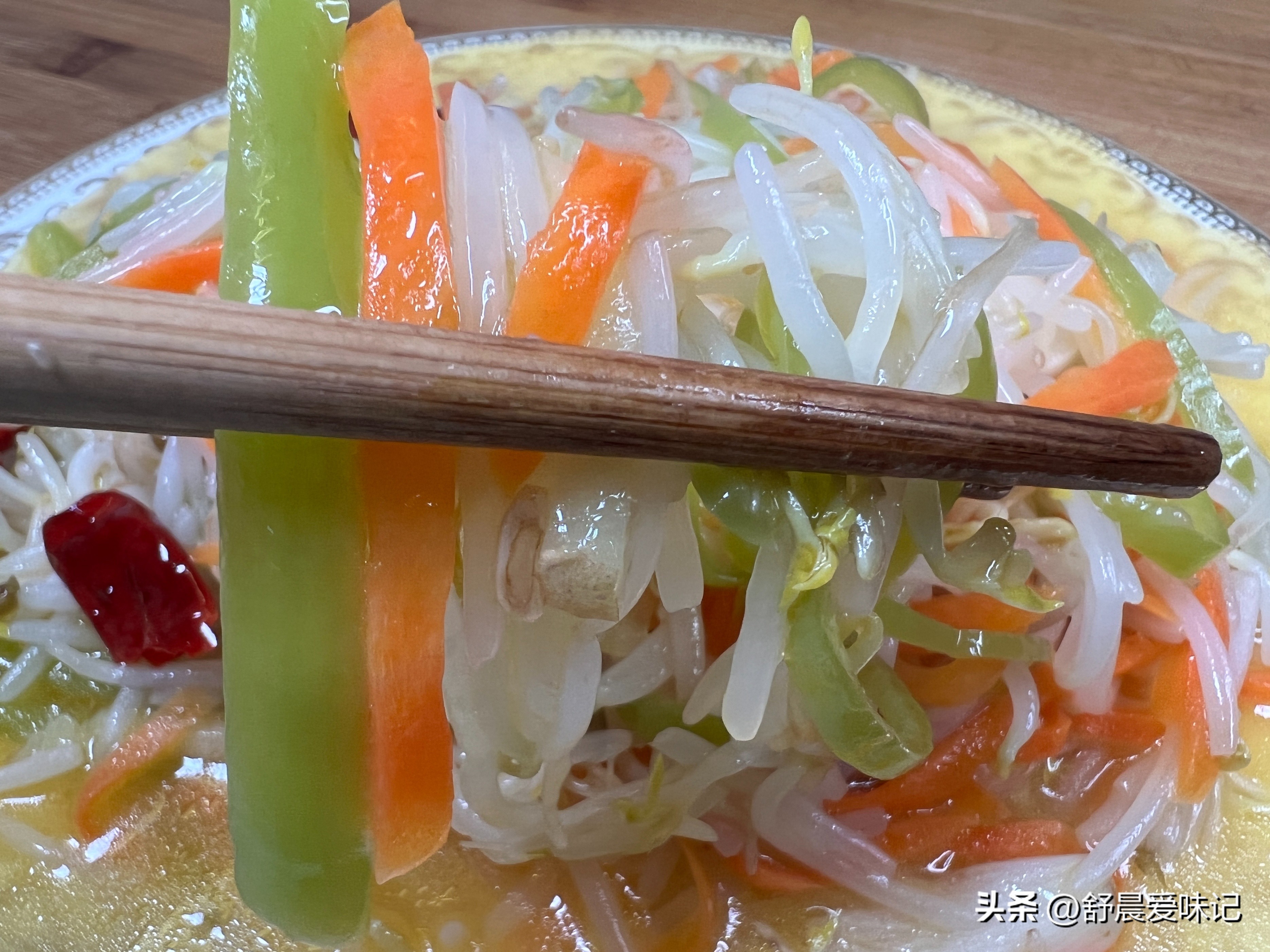 清炒胡萝卜拌绿豆芽最好吃做法,胡萝卜炒绿豆芽的做法