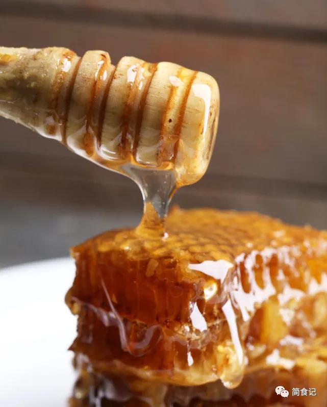 如何用水辨别真假蜂蜜教你一招,怎么辨别真假蜂蜜假蜂蜜不能喝