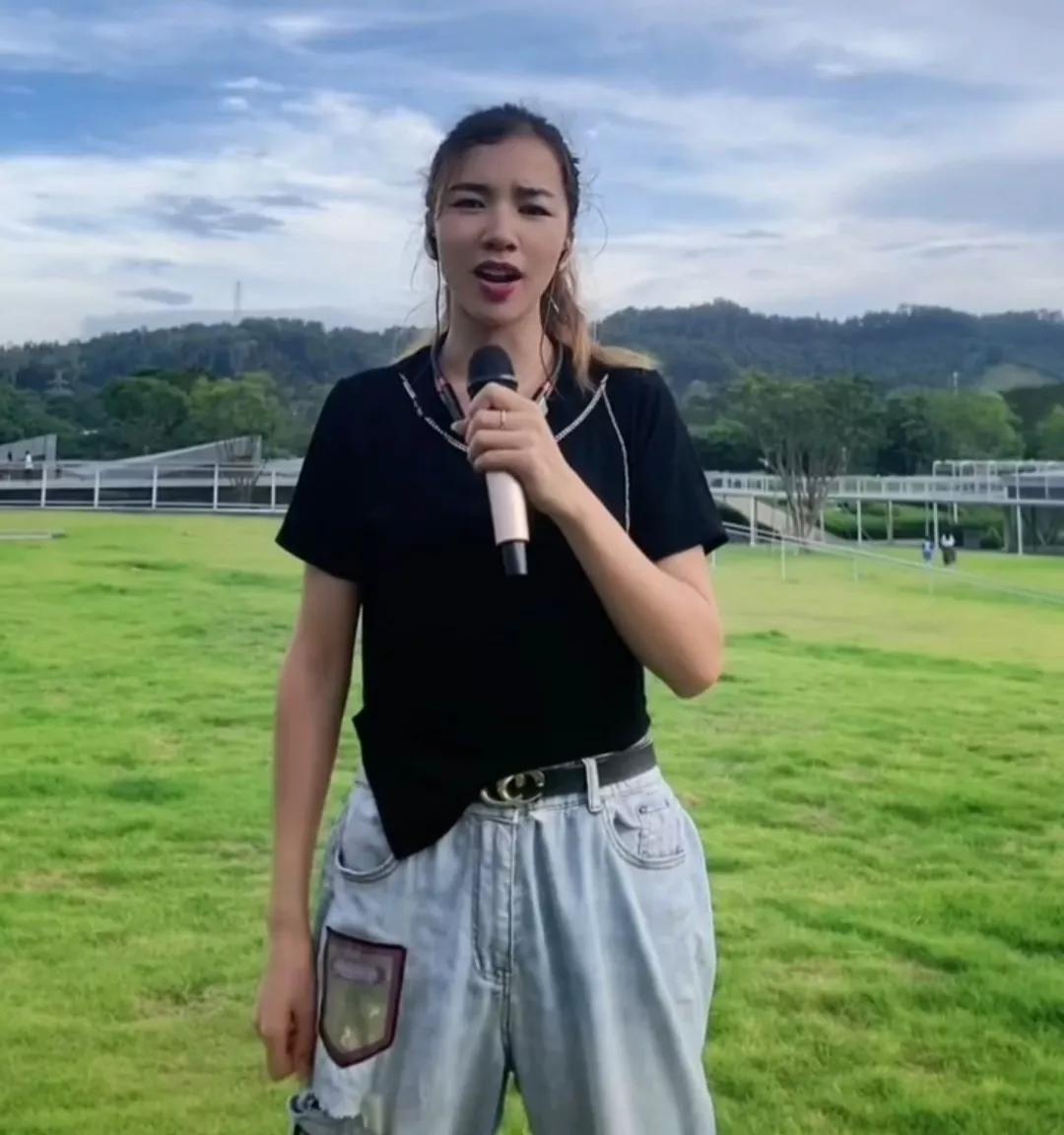 云南权妹凭借唱跳“恐龙扛狼”*放播**破5亿，赚了10套房？权妹回应