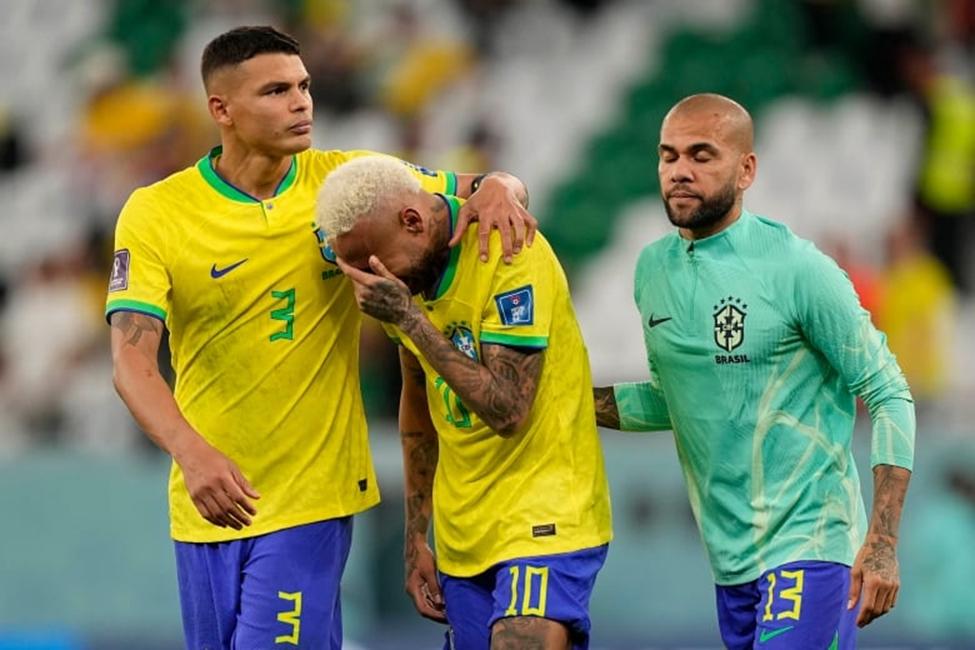 19年的梅西和内马尔,吉祥物和足球