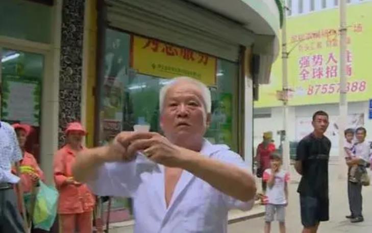 七旬摊贩竟然当众掌掴城管,地摊老汉当街掌掴城管怒吼