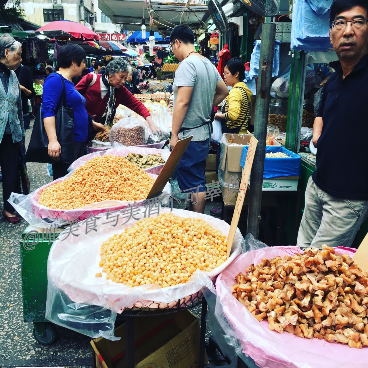 逛香港街市，买蔬菜生鲜，还有美味烧腊、蚝豉干贝，以及人间烟火