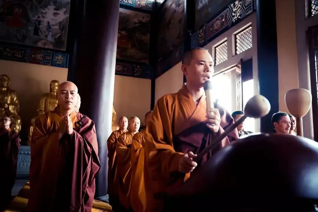 为什么有些人每天要念经,出家人一天念佛几个小时