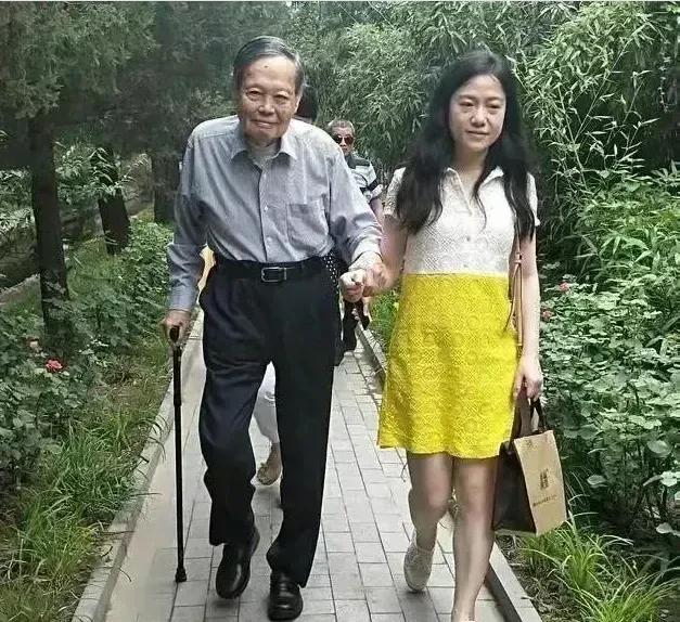 杨振宁今年100岁翁帆多少岁,翁帆不嫌弃杨振宁老年味吗