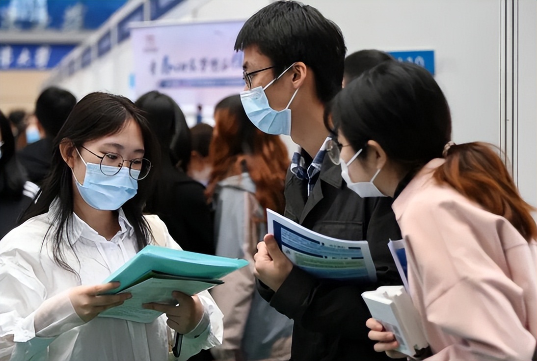 东南大学硕士毕业生月薪不到5000，感叹大学白念了，母校无辜背锅