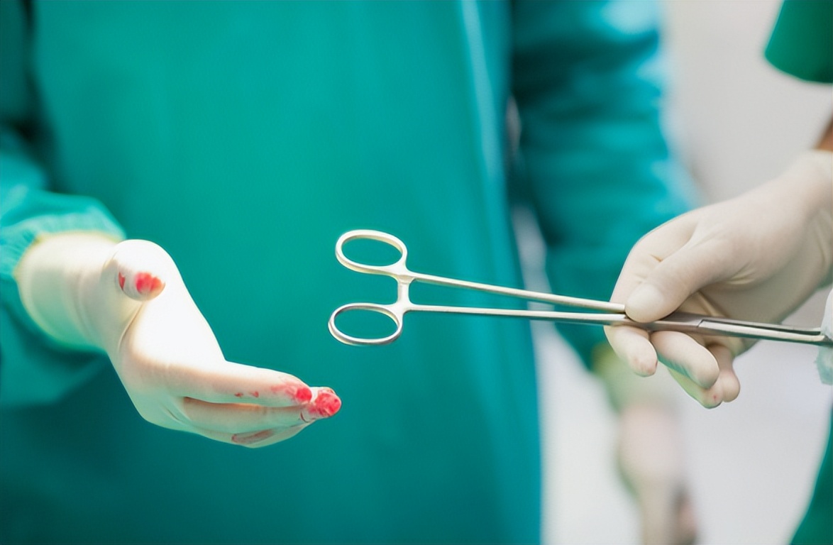 月经“堵”在阴道大半年，积了一瓶矿泉水那么多