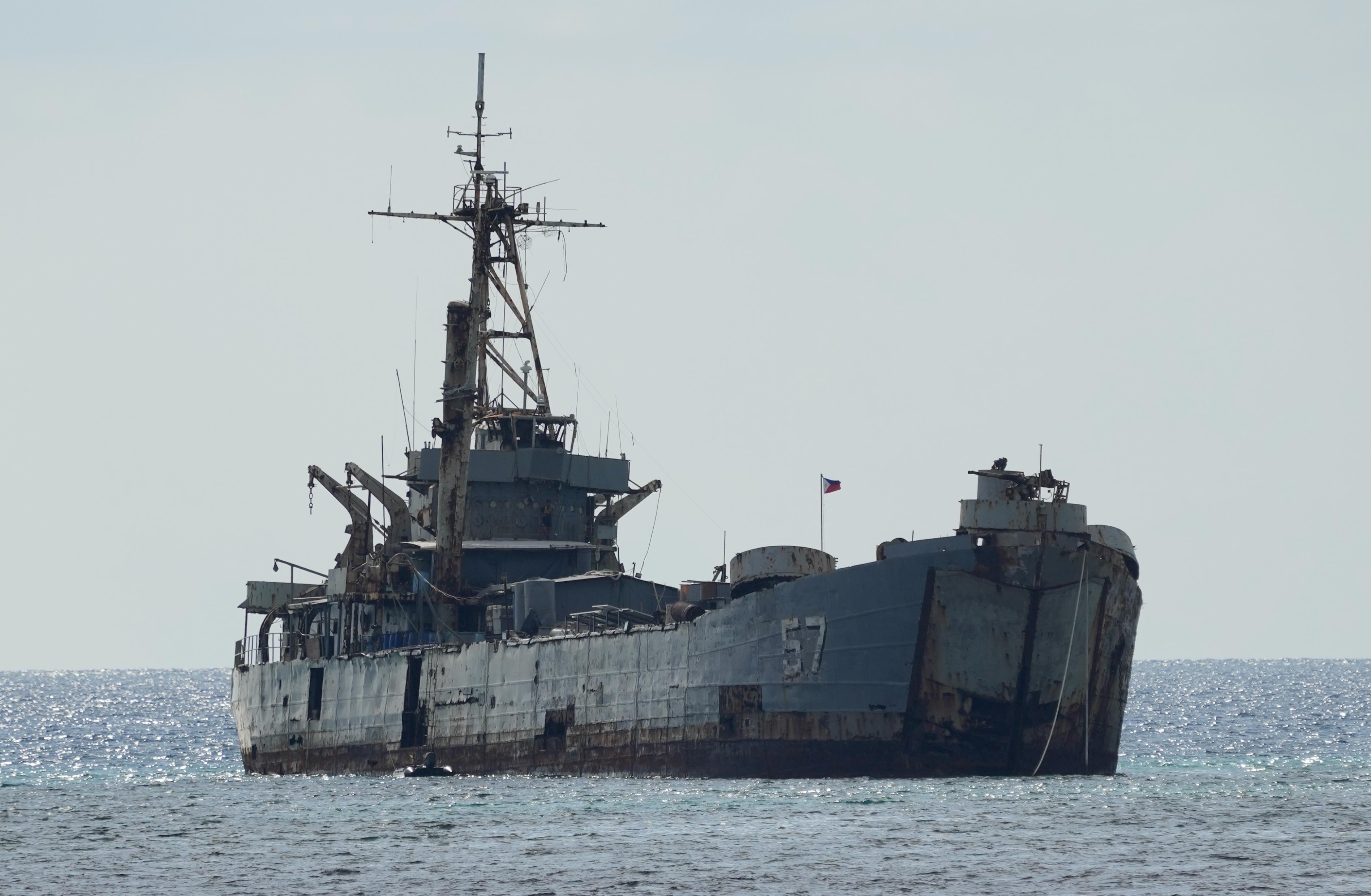 赖在仁爱礁破船里的菲军,过得咋样?做饭靠发电机,通讯靠蓄电池