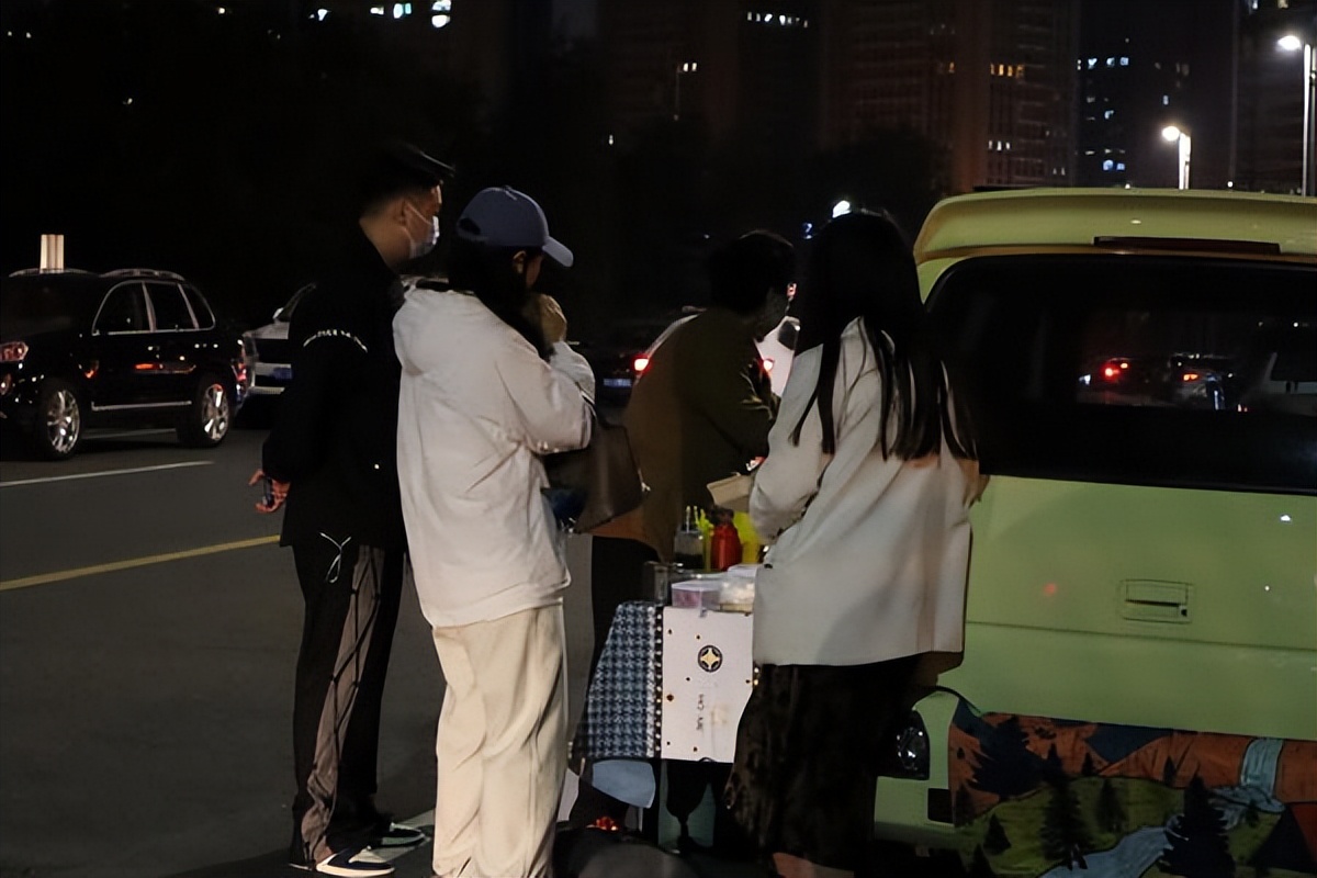 河南郑州现后备箱集市,郑州街头的后备箱集市