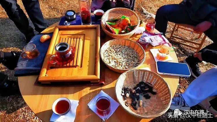 冬泳爱好者低温中畅游泳,冬泳爱好者激情畅游越冷越泳