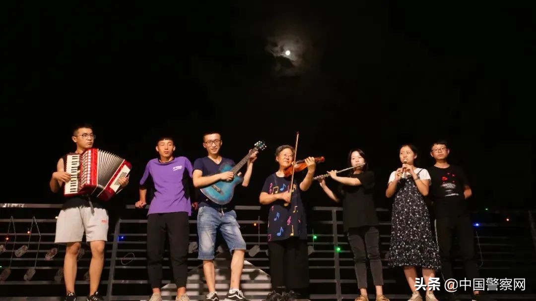 是警察奶奶！把孩子们带上了冬奥开闭幕式舞台