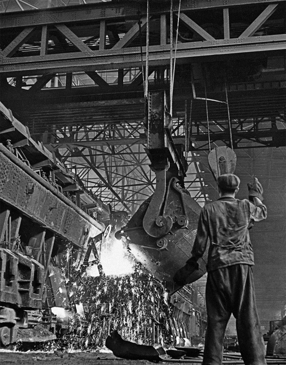 亚速钢铁厂有多少职工,亚速钢铁厂工人