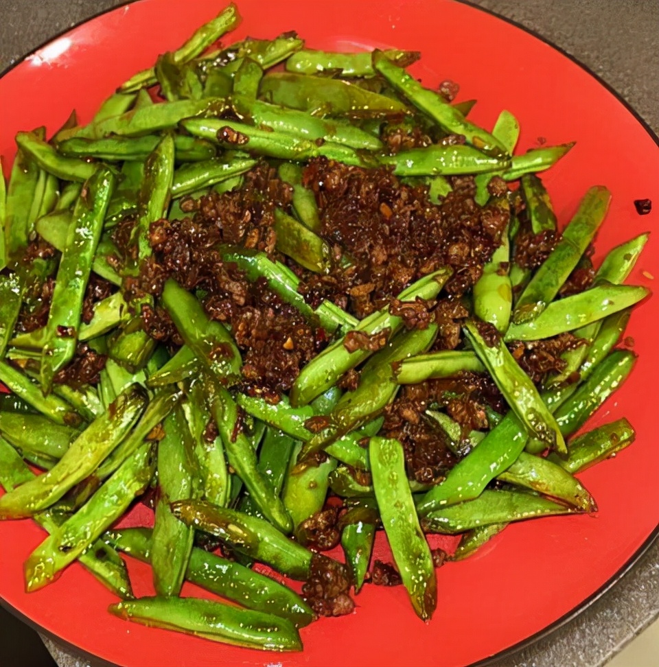 张柏芝晒出怼脸自拍，自曝鼻梁被3岁小儿子抓伤，超长伤疤很明显