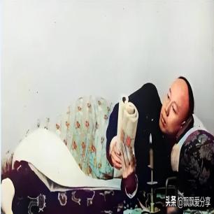 日军*行暴**照片，女子脱衣服让日本人拍摄被*辱侮**致死，惨死野外4